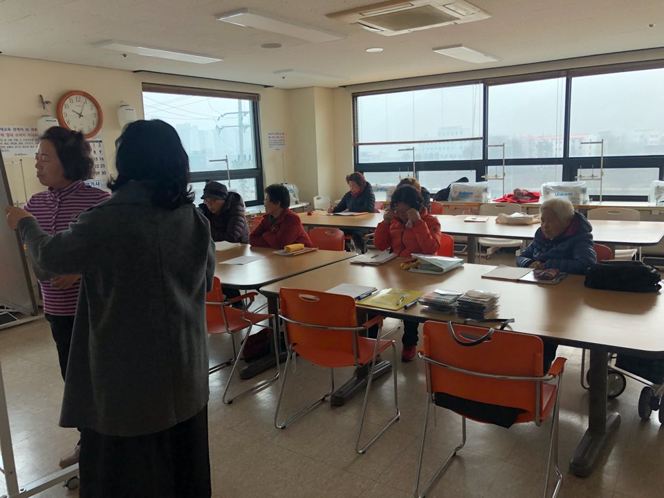 성인문해교실 수업사진.jpg